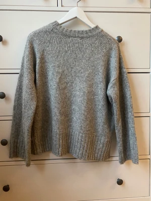 Stickad tröja Gina Tricot - Stickad tröja från Gina Tricot, boxig/lite oversize modell. Använd enstaka gånger. Storlek S.