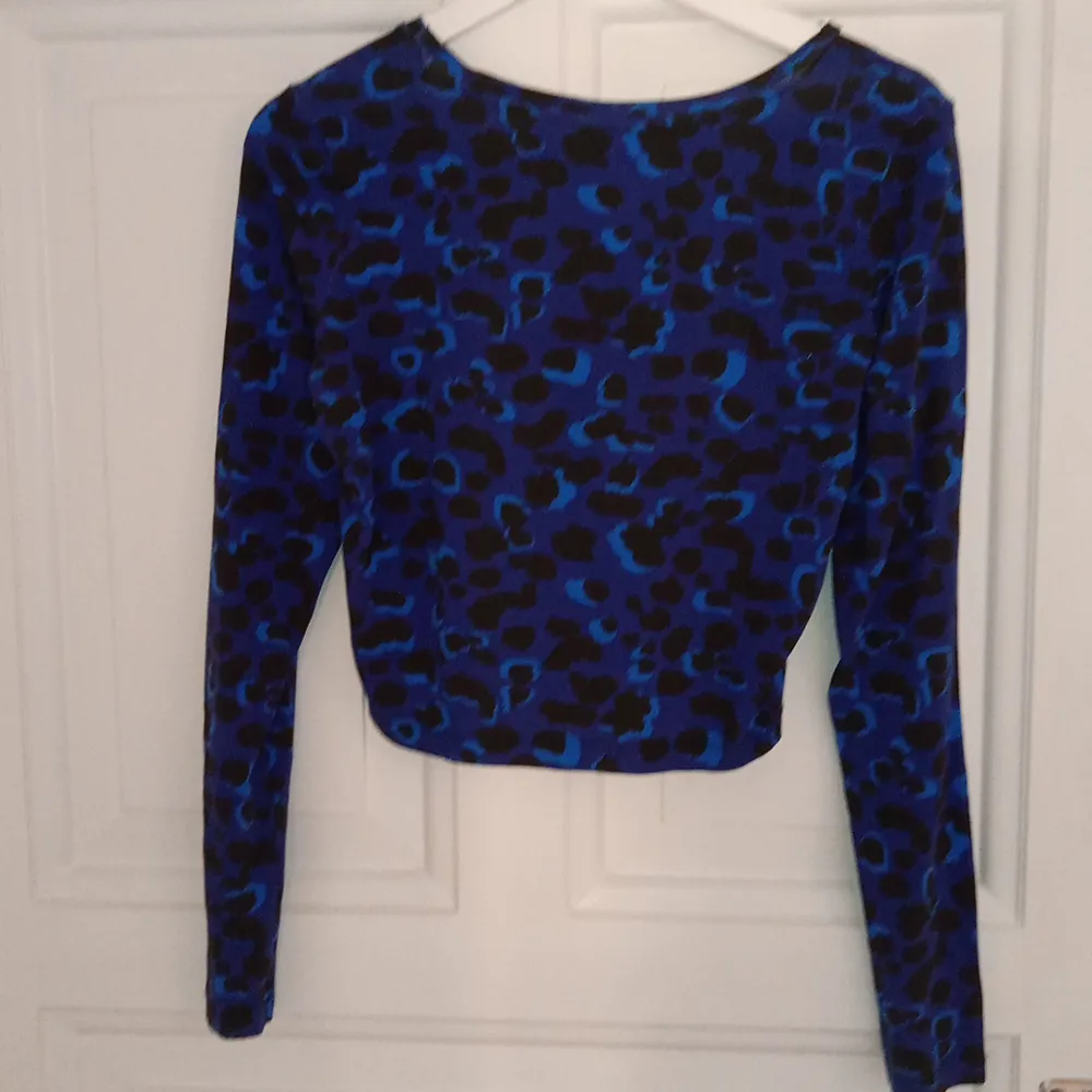 Tunn tröja från Monki  Den är typ leopard mönstrad fast blå och svart  Köpte för 150 säljer för 120 priset kan diskuteras . Tröjor & Koftor.