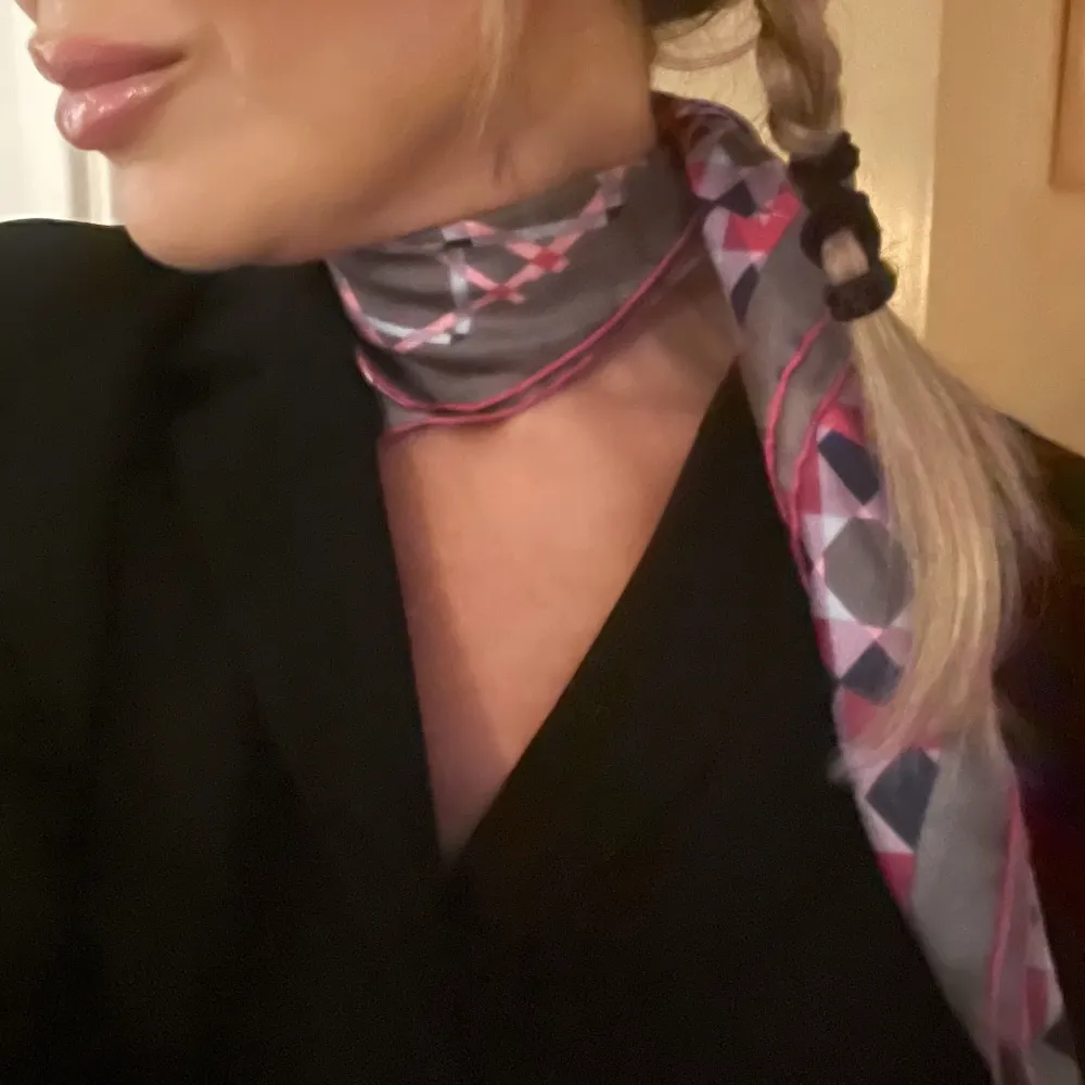 Vacker Dior scarf i siden säljes. Endast använd ett par gånger i fint skick.. Accessoarer.