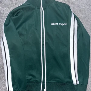 Palm Angels Tracksuit  - Helt ny Palm angels dress, den sitter riktigt bra och det är en unik färg 🎨 Det är bara att skriva om ni är intresserade ✅