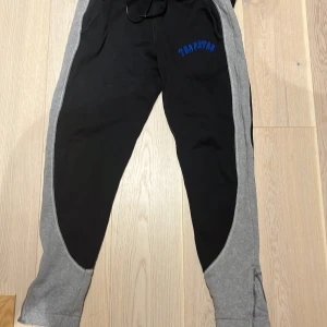 Trapstar dress - Säljer denna fina trapstar dress, överlag är den fräsch skulle säga 7,5/10 förutom höger ben dragkedja är trasig annars är den felfri