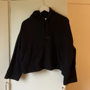 ACNE hoodie - Svart ACNE hoodie i hårdare tyg. Använd en gång. Köparen står för eventuell frakt.