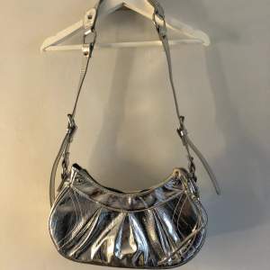 Rymlig väska från Gina Tricot, köpt för 300kr och aldrig använd. Justerbara band så väskan kan bäras på olika sätt!🩷