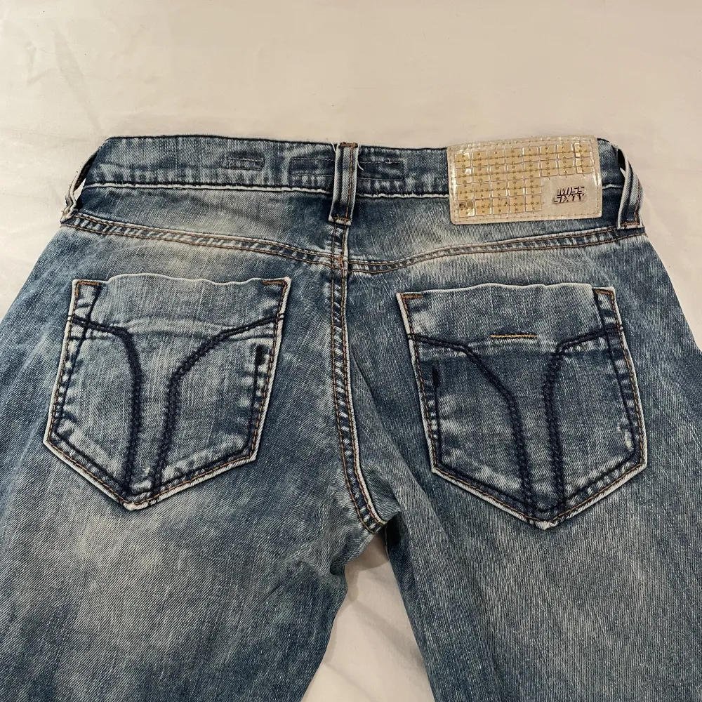 Väldigt låga lågmidjade jeans från miss sixty⭐️jättesnygga detaljer på baksidan, bra skick. Midjemåttet 37cm o inerbenslängden 85cm. Jeans & Byxor.