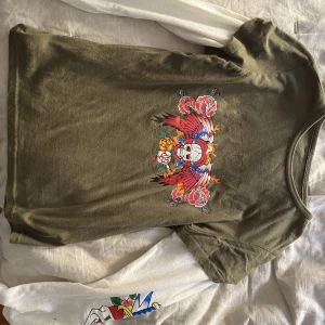 Tröja  - Köp i USA för ett bra tag sedan men som lades ned i en låda och aldrig kom till användning, använd ca 3 gånger och tror att den är i storlek s/m ser ut som ed hardy men vet inte ahhaha 