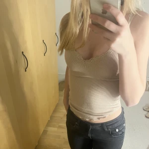 Linne med spets☃️ - Säljer två stycken linne med spets. Köpta för 50kr/st. Knappt använda, säljer båda för 60kr eller 35kr/st. Vill helst få båda sålda☃️