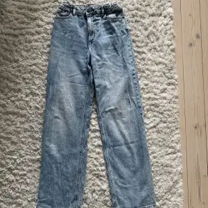 Jeans från Lindex i storlek 152, välanvända men ändå rätt så bra skick🌟