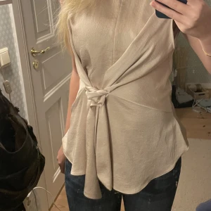 Zara topp - Så unik ärmlös topp från zara som inte går att köpa längre, aldrig använd och väldigt lyxig i materialet 