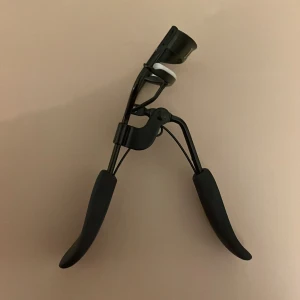 Dior ögonfransböjare  - Hej! Säljer en dior ögonfransböjare som endast är testad. Helt ny annars och kommer i sin original förpackning 😊nypris : 300kr