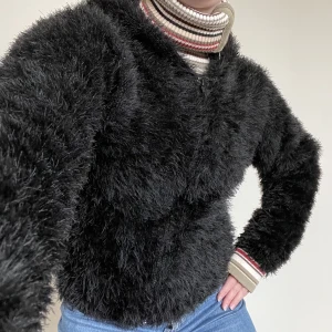 Fluffig kofta  - Fluffig kofta med luva. Strl S/M, dock mer som XS/S. Fint skick! Se även mina andra annonser, 3 för 2 på allt! 💫