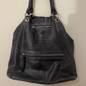 Handväska - Stor väska som får plats med mgcket