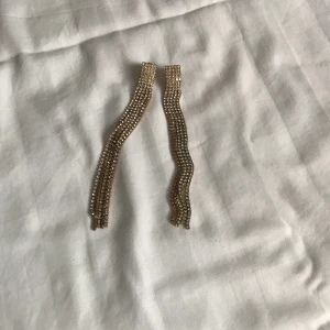 Diamant hängande örhängen  - - Plagg: Örhängen - Mönster: Diamanter som hänger  - Färg: Guld/diamant - Storlek: Hängande  - Märke: Ur&Penn - Skick: Väldigt bra  Kontakta mig gärna vid frågor 💕 