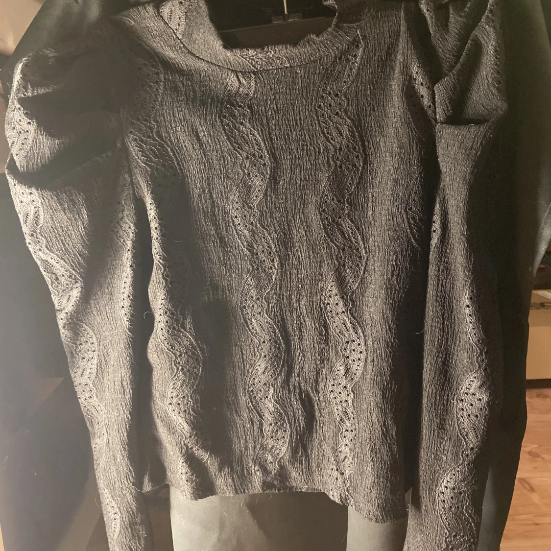 Svart tröja med puffärmar