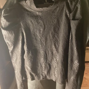 Svart tröja med puffärmar - Svart tröja med puffärmar från Monki, knappt använd