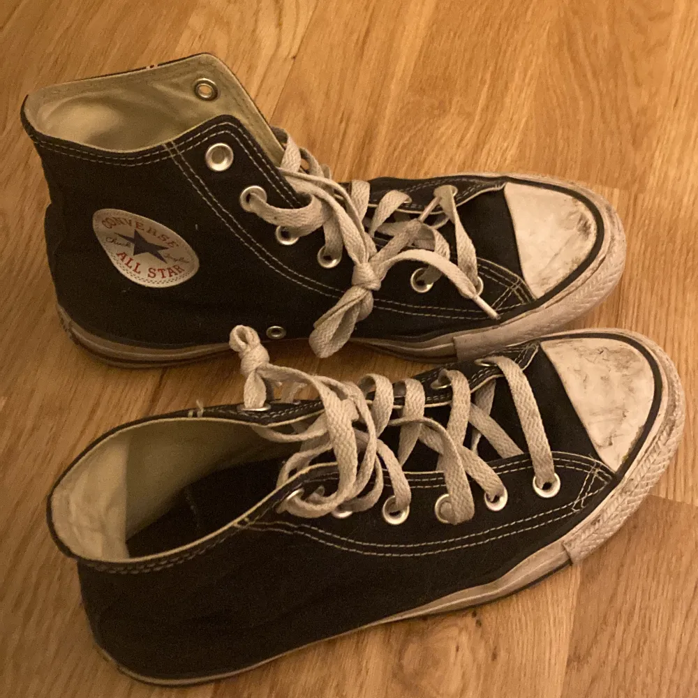 Svarta höga converse i använt skick, har dock inte försökt tvätta dom så de kan nog bli betydligt finare om man tvättar framsidan av skon än på bilderna! . Skor.