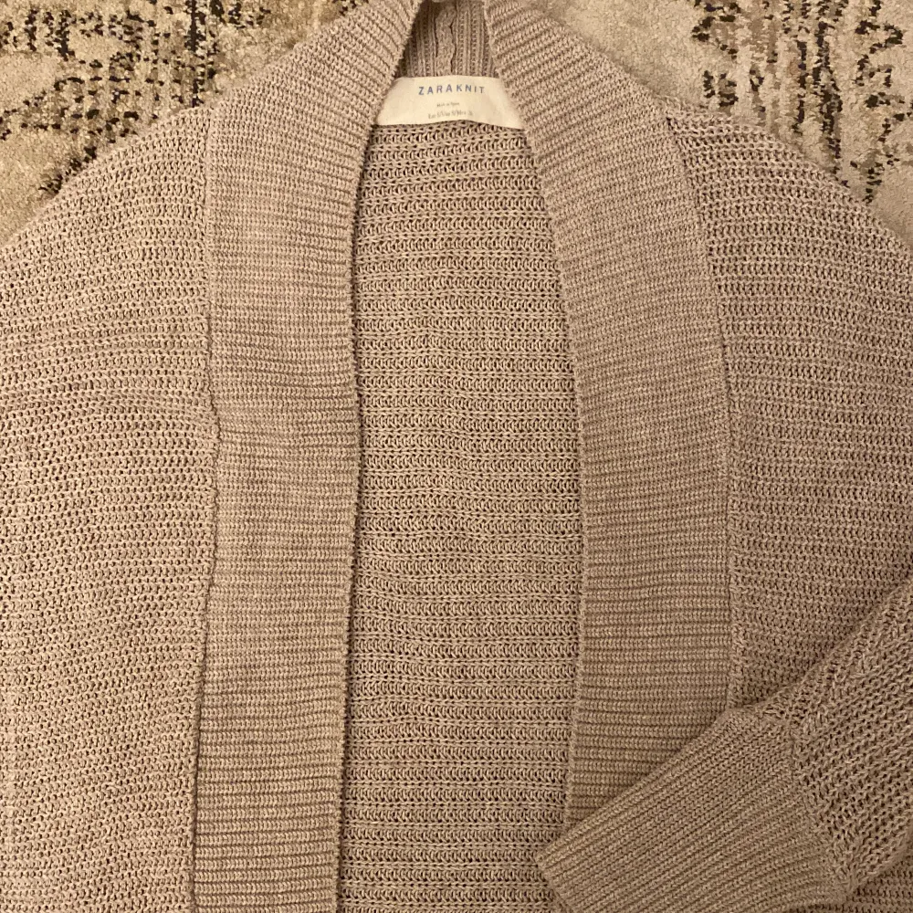 Beige cardigan från Zara, storlek S. Trekvarts ärmar. Stickat.