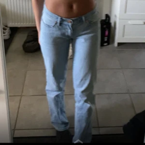Abrand Jeans - (Lägger ut igen)  Säljer mina jättefina jeans ifrån Abrand Jeans. Lågmidjade. Dom är i jättefint skick och inga defekter! Säljer pga att dom börjar bli för små.💓💓 Nypris 999 kr. Mitt pris 450 kr💓 priset går att diskutera💓