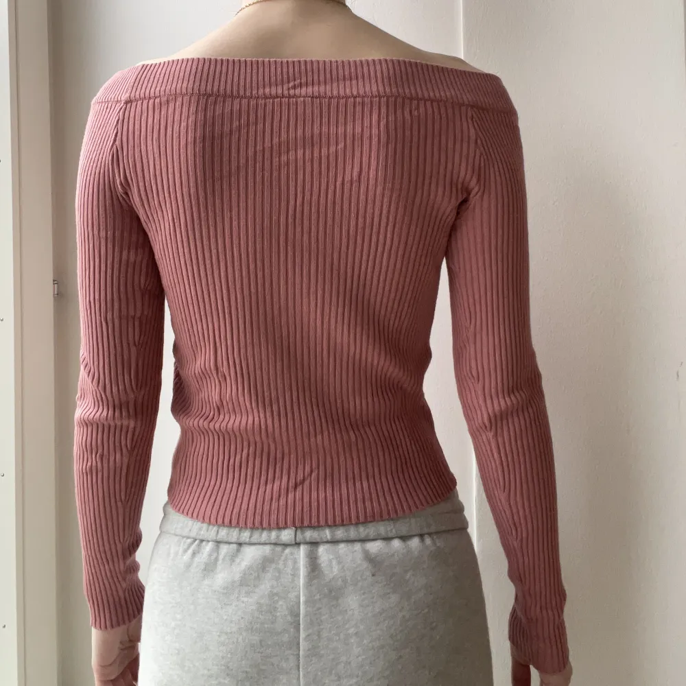 - Ribbad off shoulder tröja från H&M. - Rosa och i stl xs. - Använd men i bra skick.  - Material: 44% viskos, 40% akryl, 16% polyamid. Stretchig. - Djur- och rökfritt hem.  Skriv gärna för frågor eller fler bilder! ✨. Toppar.