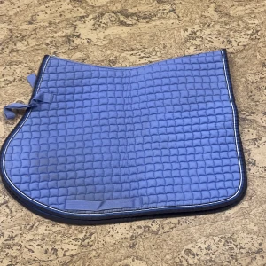 Schabrak  - jätte fint lila schabrak från Eskadron endast använt någon enstaka gång. Köpt för 499kr storlek cob men passar full. Kan gå ner i pris till 150kr vid snabb affär 