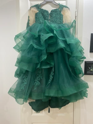 Barn fest klänning  - Jätte fint barn fest klänning använd 3 timmar 