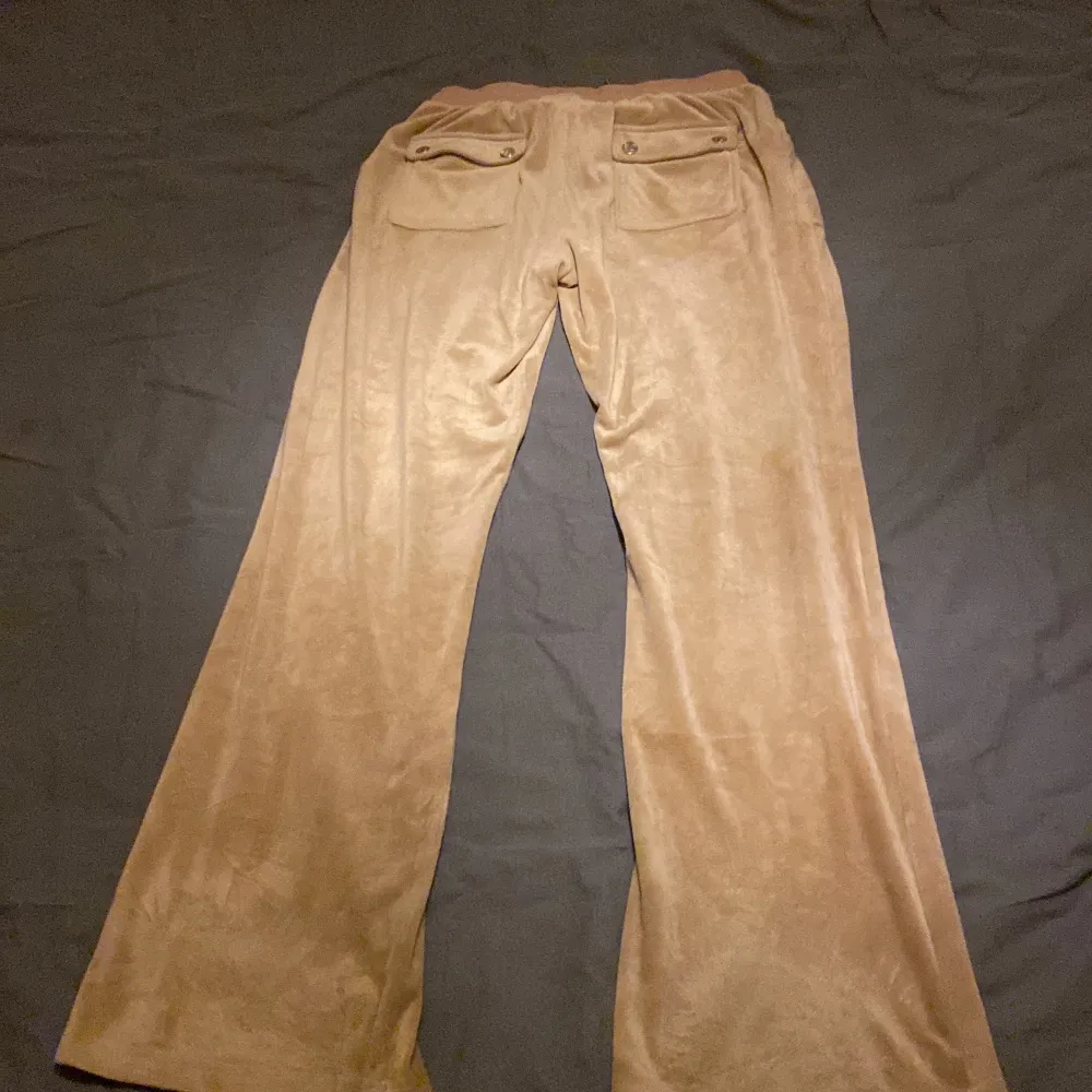 JUICY BYXOR  Köpta för:700kr  Säljer pga att jag inte får användning av dem längre . Jeans & Byxor.