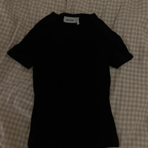 T-shitt - Svart basic t-shirt ifrån weekday. Aldrig använd 