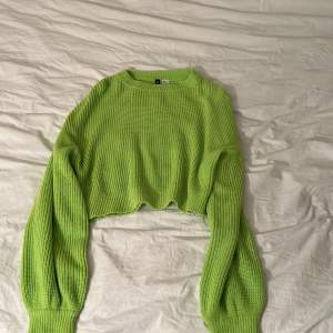 En croppad stickad tröja med lite puffiga armar