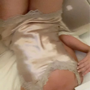 Champagne färgat nattlinne  - LÅNADE BILDER FRÅN FÖRRA ÄGAREN! Super fint champagnefärgat nattlinne med spets🥂🤍Köpt på plick men finns ingen lapp med märke eller storlek men passar ca XS-L skulle jag tro💗