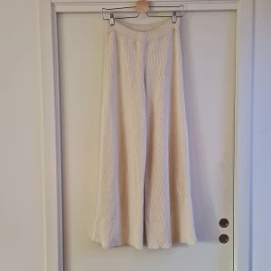 Stickade Byxor - Krämvita stickade byxor  Brand: nu-in   Size: XS