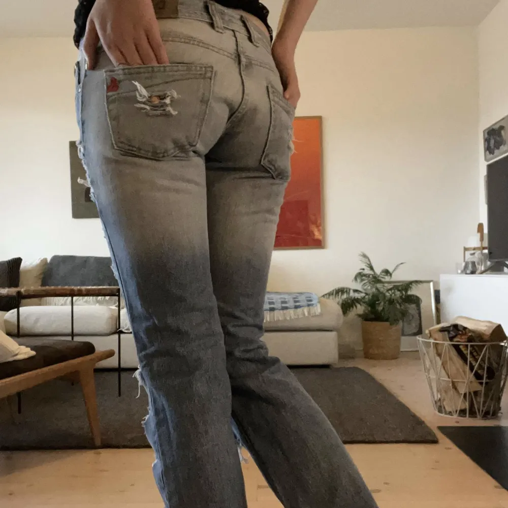 Trendiga jeans med revor i bootcut. Midjemått 38 cm . Mer frågor? Skriv i chatten!🩷. Jeans & Byxor.