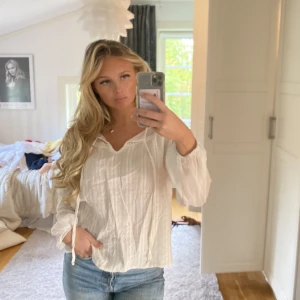 Blus - Vit fin somrig blus. Frakt ingår inte!