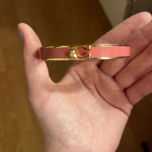 Coach Logo  Enamel  Magnet Closure Bracelet - Jätte fint armband men kommer inte till användning därför säljer jag den