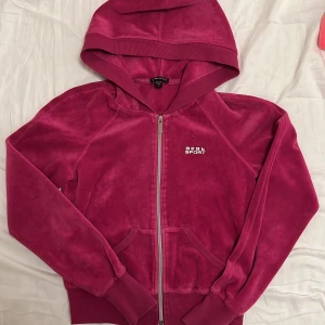 Tröja med dragkedja  - Lila tröja från Bebe sport💓 Fint skick förutom att en del av E:t på loggan har trillat av! 