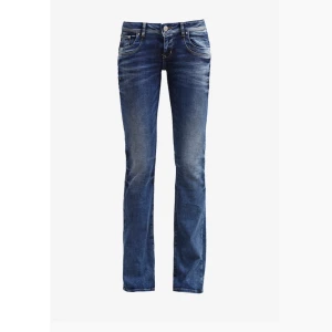 Ltb jeans - Slut snygga slutsålda jeans från Ltb💗 De är avklippta där nere men passar fortfarande mig som är ca 155/160, innerbenslängd: 70cm🙌🏻 kolla bild 3💗 Använd gärna köp nu funktionen, pris kan diskuteras🙌🏻💗