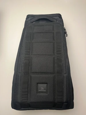 Db väska 25 l  - En db väska som jag fick förra julen, men nu säljer för att jag ej har användning för den längre. (Den är köpt på stadium)  Priset kan diskuteras☺️