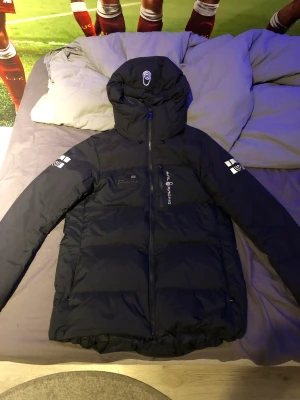 Sail racing jacka - Säljer min sail racing jacka Perfekt nu för vintern håller värmen hur bra som helst Storlek S men passar M lika bra också