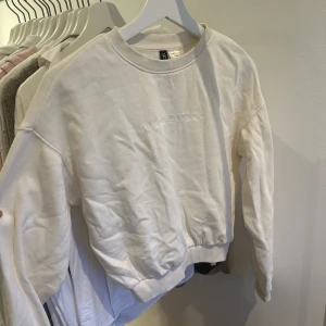 Sweatshirt  - Super mjuk och mysig! Knappt använd så i fint skick! Sitter tightare nertill