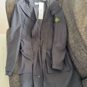 Hej, säljer denna nya stiliga stone island regnjacka för endast 3,800kr Pris kan diskuteras vid snabb köp och den finns i Göteborg 