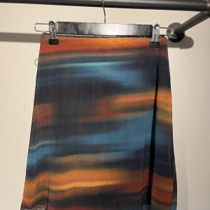 Snygg kjol från Bikbok  - En sjukt snygg kjol från Bikbok. Den passar tyvärr inte mig längre, därför jag säljer den. Den har typ bara använts en gång, så den är i jätte bra skick! 💞