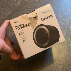 Högtalare med olika färger  - Högtalare som kommer ut olika färger de bara koppla med bluetooth. Sladd med och allt funkar. 