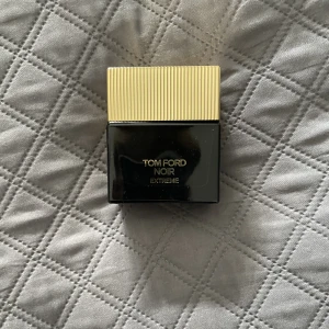 TOM FORD NOIR EXTREME - KNAPPT ANVÄND - Säljer min Tom ford noir extreme parfym. Den är KNAPPT använd (se bild). Inköpt i somras på kicks för 1400, har kvar förpackning osv. Skriv för frågor.