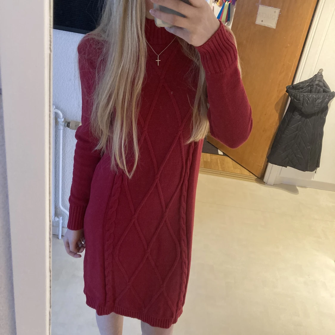 Röd stickad klänning  - 91