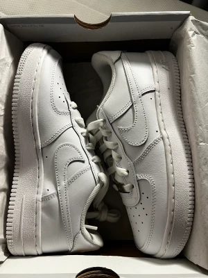 NIKE AIR FORCE 1 (Stl 37.5) - Perfekt skick. Aldrig använda. Stl Eu 37.5.