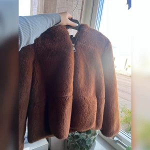 Pälsjacka, teddyjacka - Världens mysigaste jacka🤎Köpt på Zara för flera år sedan. Storlek XS. Väldigt varm och har funkat hur bra som helst som vinterjacka åt mig. Bra skick då jag bara använde den en vinter🧸skriv gärna till mig vid frågor
