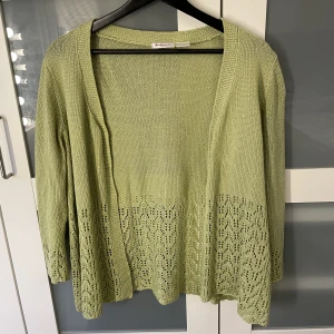 Grön kofta - Sötaste gröna kofta med 3/4-ärmar! Så snygg till ett vitt linne!! Uppskattar storlek till en M! 3 FÖR 2 på min sida!!