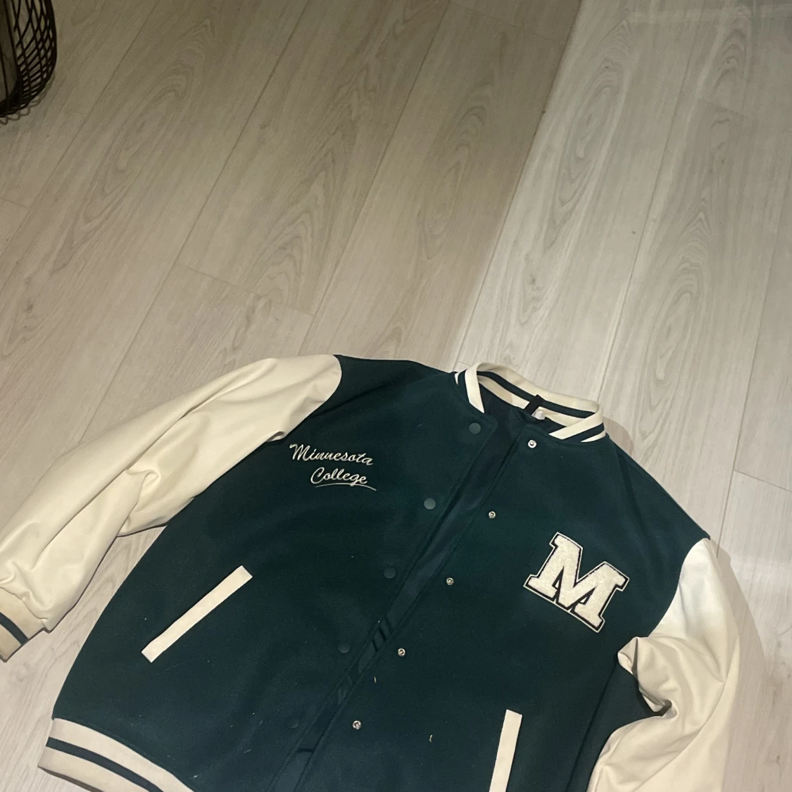 Grön och vit varsityjacka