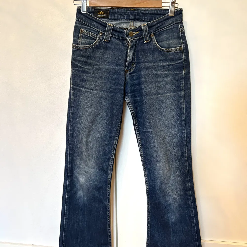 Mörkblåa lågmidjade bootcut jeans💙 Mycket bra skick!. Jeans & Byxor.