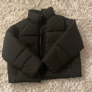 Monki dunjacka  - En lite kortare och tjockare jacka, med en uppåt hals. Säljer för att den inte kommer till användning längre. Köpte den för cirka 500kr och säljer för 200kr☺️ Och jag står inte för frakten.