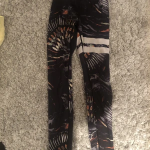 Träningstights - Träningstights från stronger i str xxs ( passar oftas yngre 10-13 års ålder) i bra begagnat skick