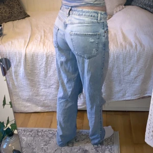 Jeans - Ljusblå jeans från River Island i strl 40. Säljer då jag skulle behövt en mindre storlek. Bra skick!